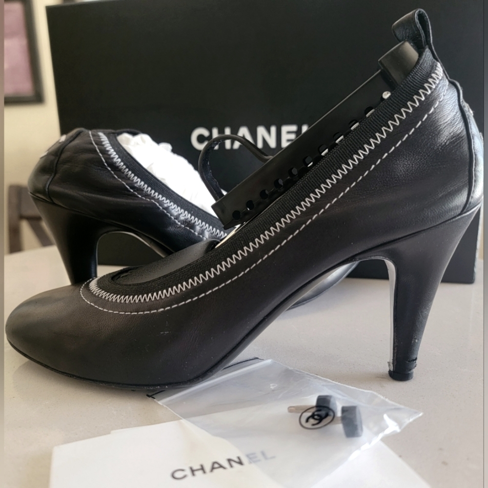 CHANEL Leather Escarpin Pumps sz 38.5 Black w/ white CC Logo.